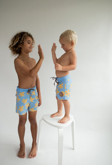 Kid’s Townshorts in Light Blue Plumeria